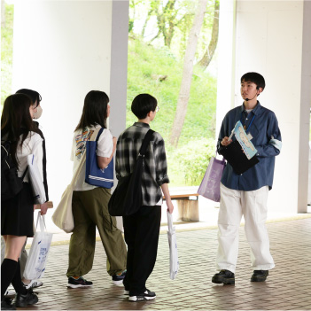 キャンパス見学ツアーの様子