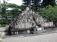 【写真33】粉河寺境内の無縁墓