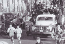 1954年　箱根駅伝　華々しい応援を背に1区の先頭を争う三浦達郎と大脇選手（法大）