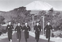 1954年　富士をバックに最後の調整　右から井上、谷敷、佐藤、上田、布上