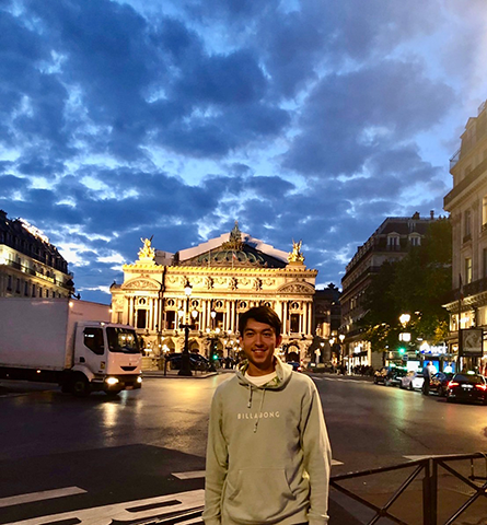 帰国前日にパリのオペラ座の前での写真