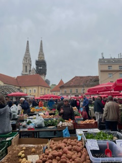 ザグレブの有名なドラツ市場の写真