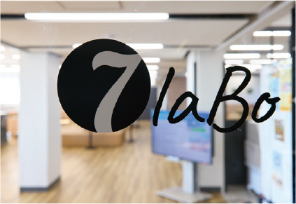 経済学部棟（7号館）3階にある「7laBo（なならぼ）」