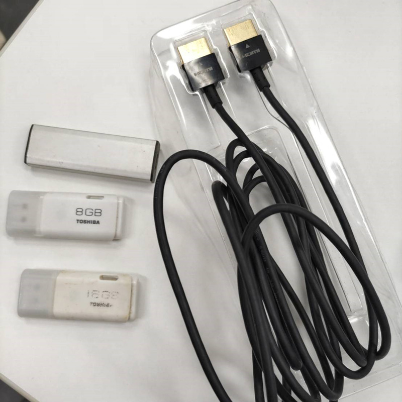 USBメモリ・HDMIケーブル