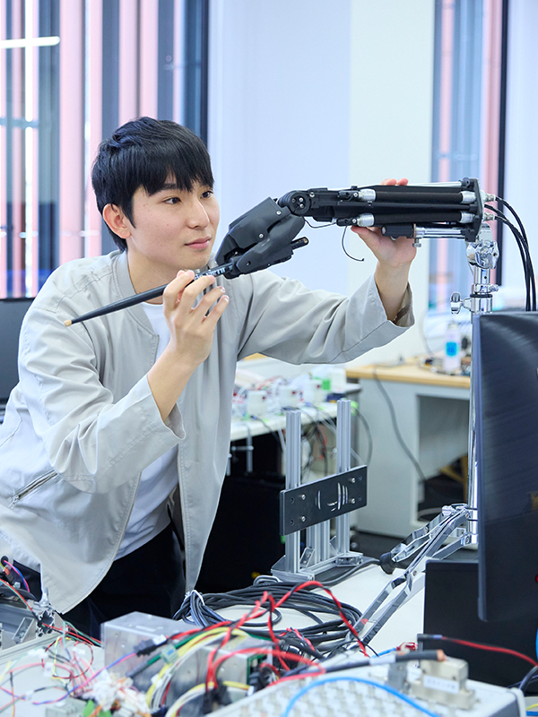 ビジネスデータサイエンス学科 4年 朱 瞳