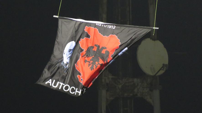 写真：ドローンから吊り下げられた、大アルバニア主義を意味する旗