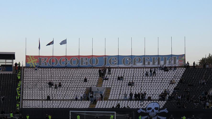 写真：「コソヴォはセルビア」と書かれた横断幕