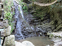 【写真6】犬鳴山七宝瀧寺内にある「行者の滝」