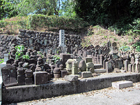 【写真12】西光寺裏側の墓地の中にある無縁墓
