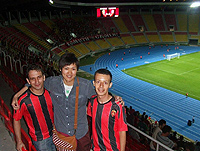 マケドニア人の友人2人と一緒にサッカー観戦