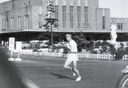 1956年　箱根駅伝　2区・菊池直志　横浜駅前を走る