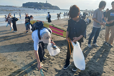 文京区外での活動も(写真は江の島でのごみ拾い)