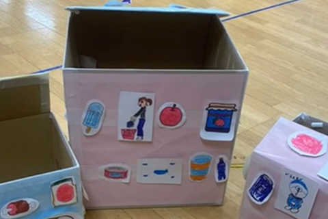 こどもたちがデコレーションしたフードボックス