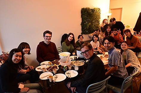 初めて友達みんなでご飯を食べた時の写真