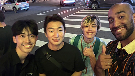 ルームメートと一緒に夜市巡りをしている様子