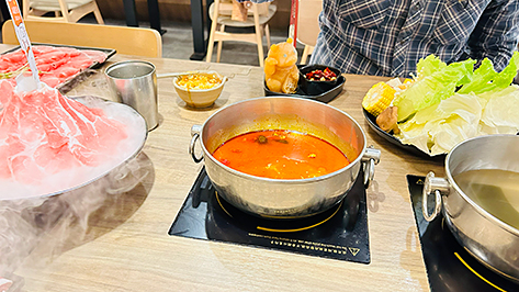 授業後に通っていたお店で火鍋を囲んでいる様子