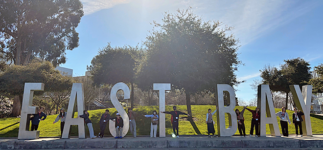 East Bayのサインの前で